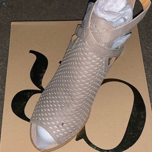 I am selling some shoes